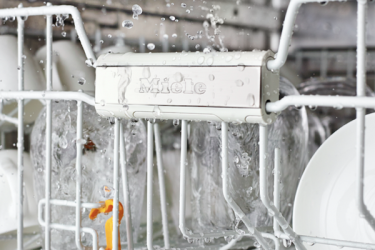 Система залива свежей воды: как она работает в посудомоечных машинах Miele? 